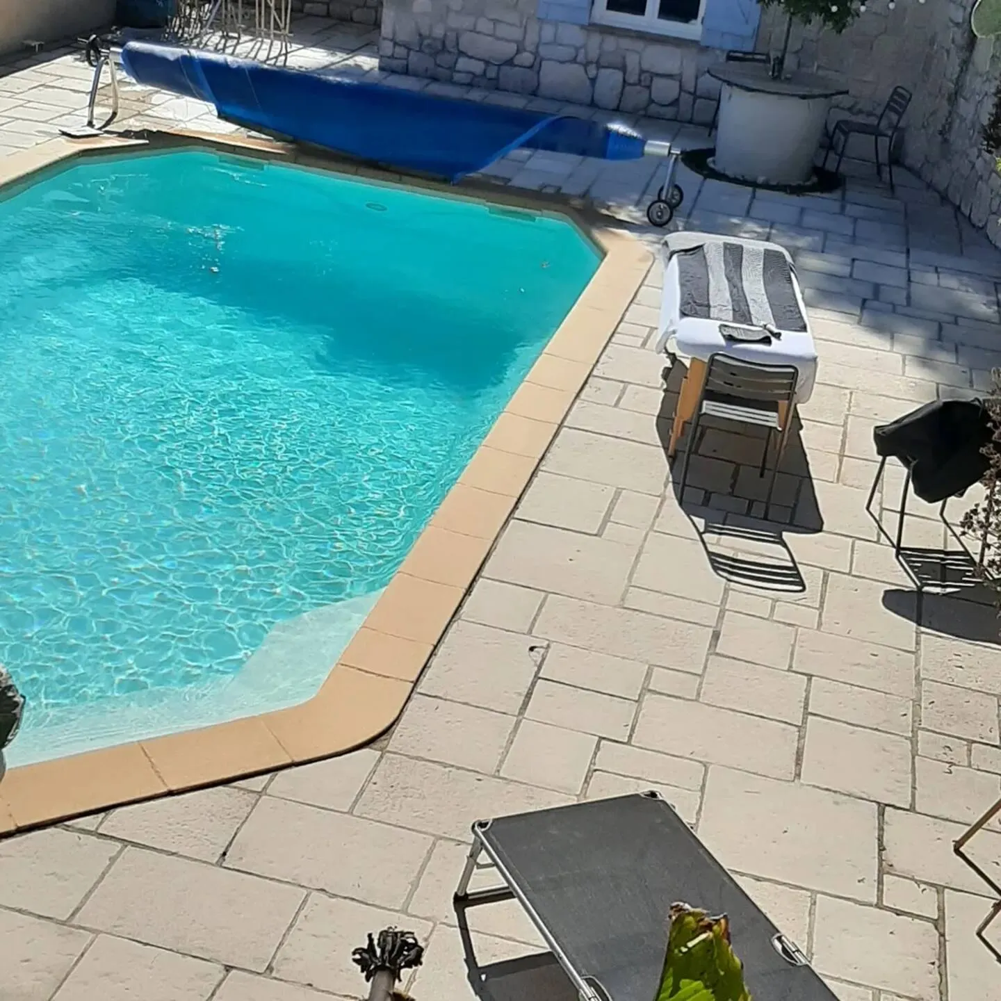 Piscine extérieure et terrasse La Villa Jasmin Montauroux