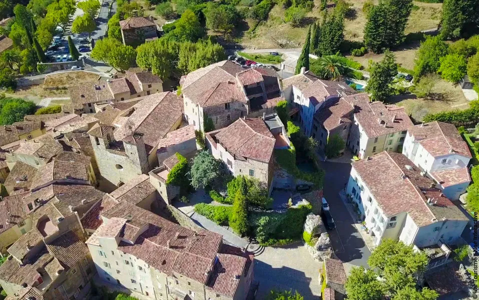 Vue aérienne du village perché de Montauroux en Provence